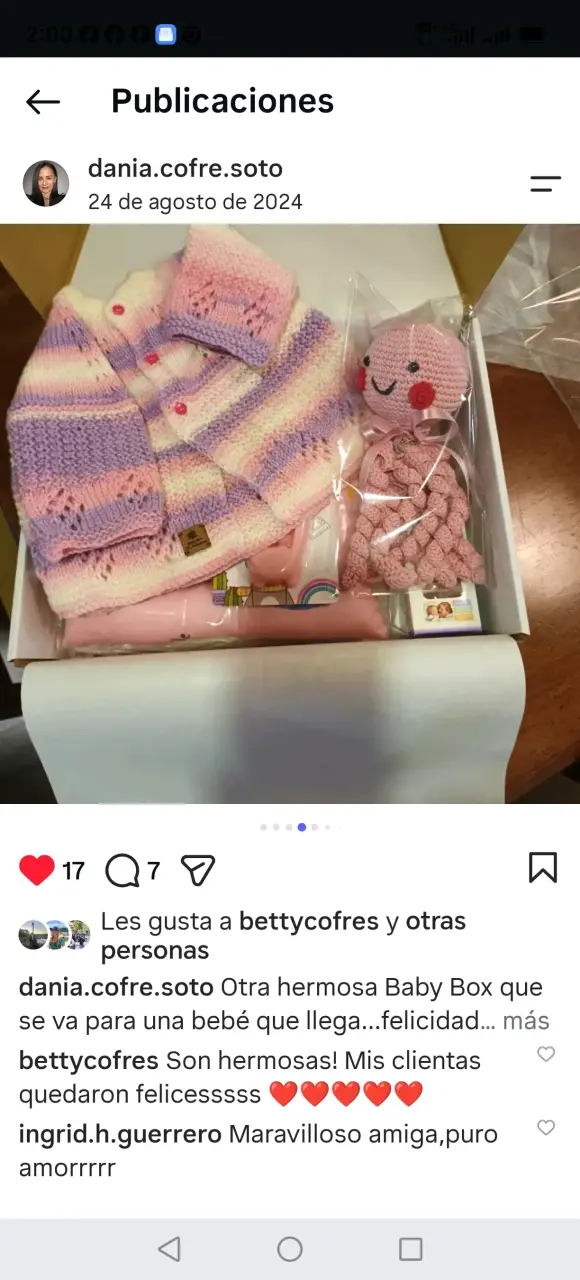 Caja de regalo para bebé con ropa y juguete tejido - 1