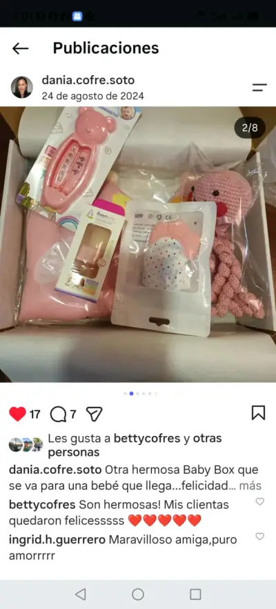 Caja de regalo para bebé con ropa y juguete tejido - miniatura 2