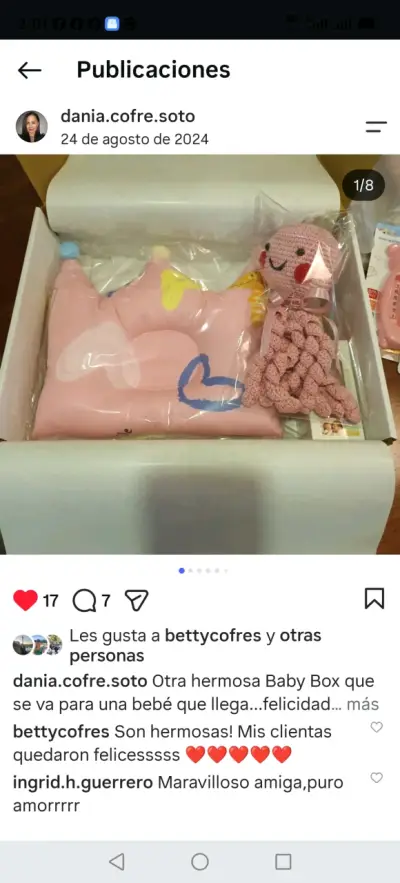 Caja de regalo para bebé con ropa y juguete tejido - miniatura 3