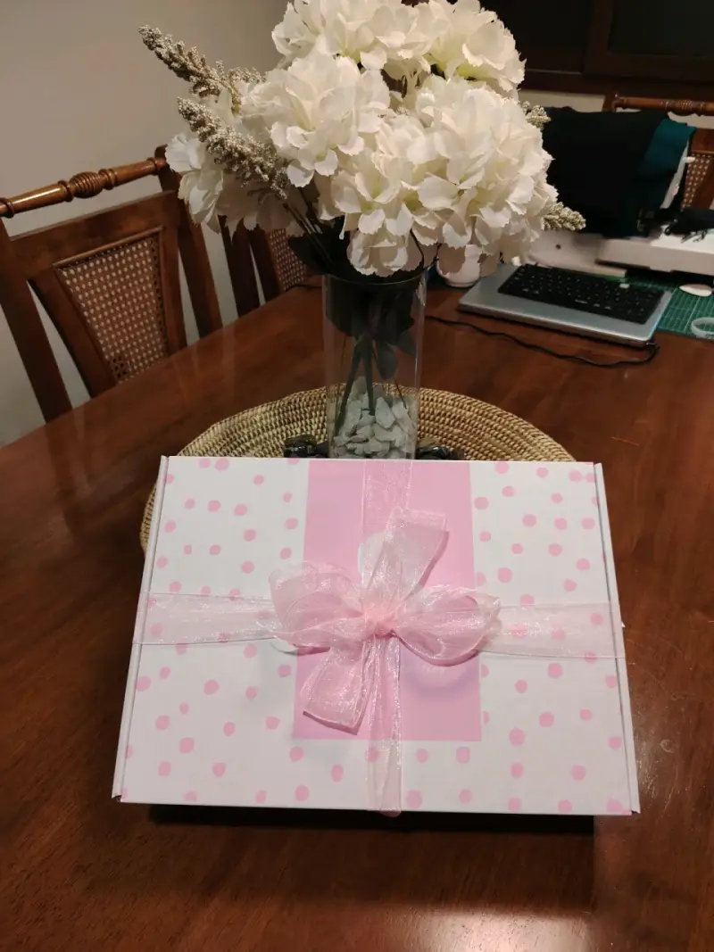 Caja de regalo para bebé con ropa y juguete tejido - 4