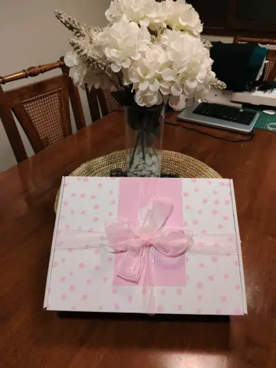 Caja de regalo para bebé con ropa y juguete tejido - miniatura 4
