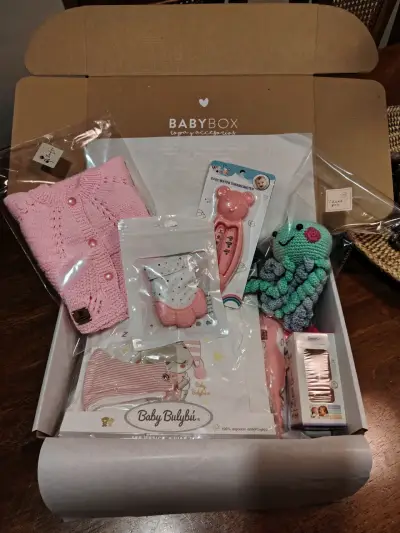Caja de regalo para bebé con ropa y juguete tejido - miniatura 5