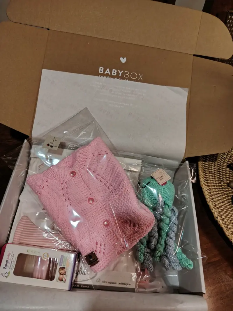 Caja de regalo para bebé con ropa y juguete tejido - 6