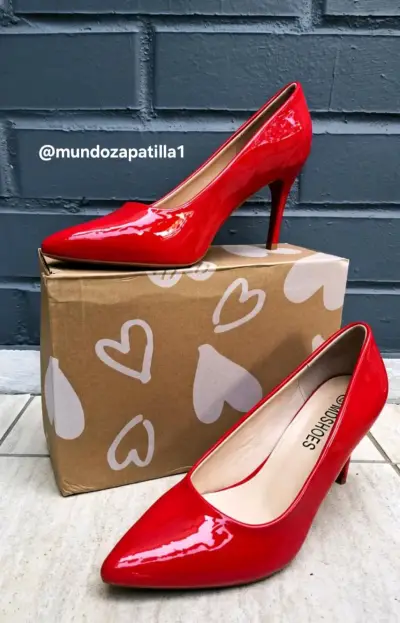 Tacones rojos de charol para mujer - miniatura 1