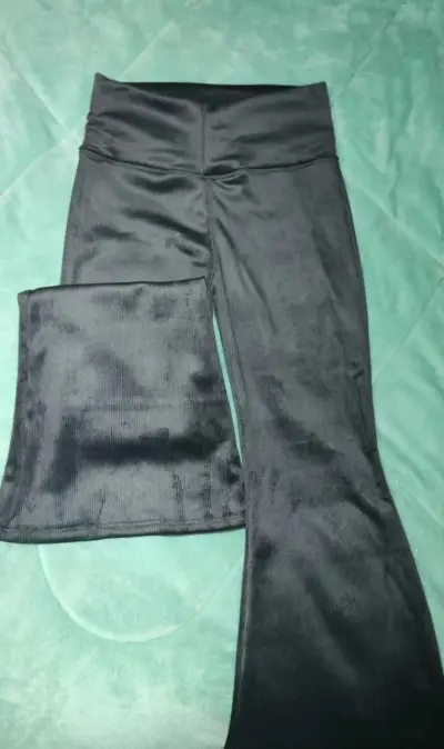 Pantalones acampanados negros de mujer - miniatura 1