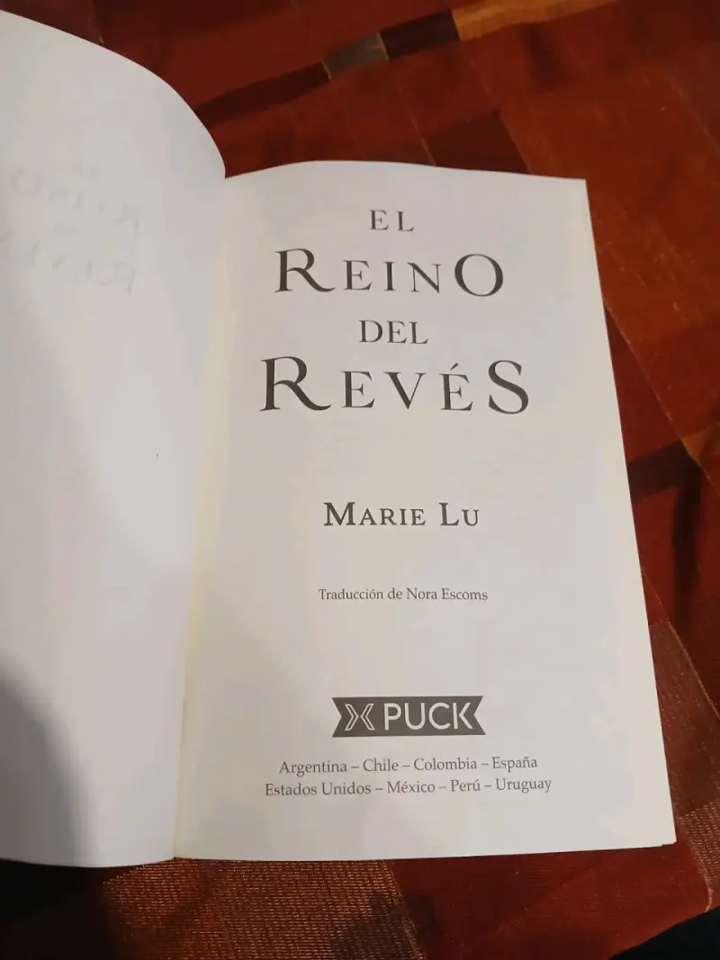 Libro 'El Reino del Revés' de Marie Lu - 4