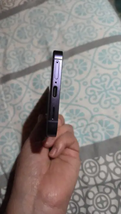 Samsung Galaxy S24 en buen estado - miniatura 3