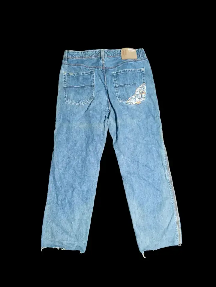 Jeans de mezclilla azul claro con diseño casual - 2