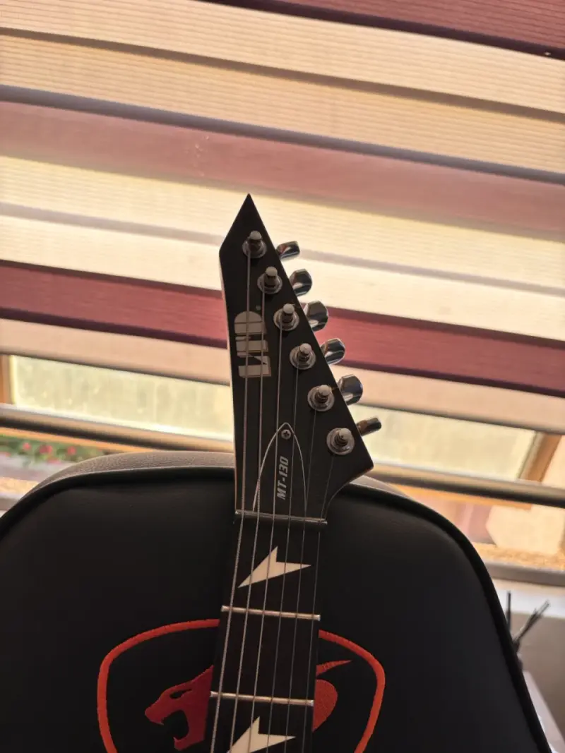 Guitarra Eléctrica ESP LTD MT-130 Negra - 2