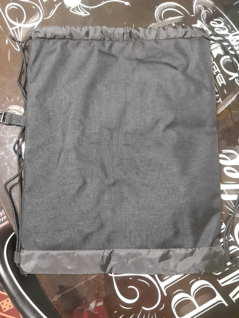 Bolsa de tela negra con cordón ajustable - 2