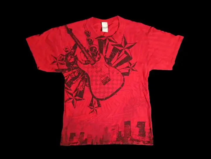 Polera roja con diseño de guitarra