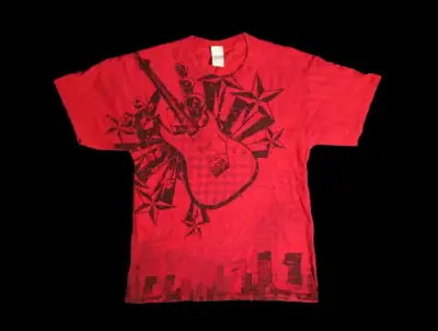 Polera roja con diseño de guitarra - miniatura 1