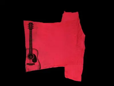 Polera roja con diseño de guitarra - miniatura 2