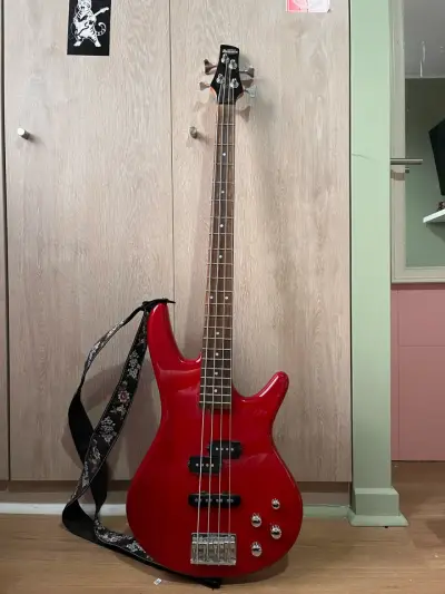 Bajo eléctrico rojo con amplificador Fender - miniatura 1
