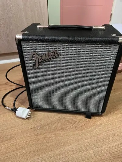 Bajo eléctrico rojo con amplificador Fender - miniatura 2