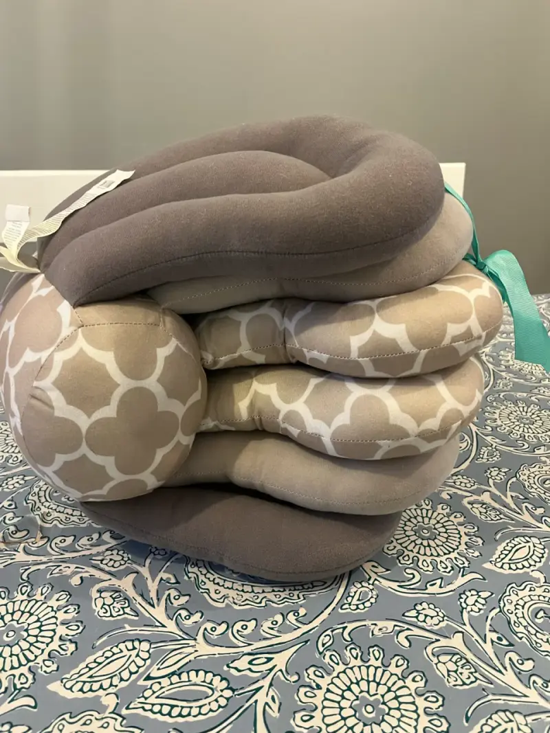 Cojín de lactancia ergonómico gris y beige - 1