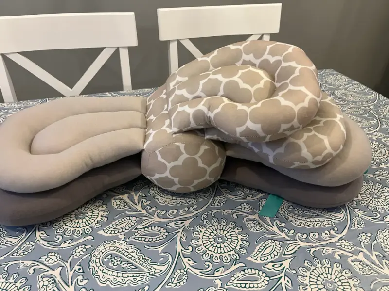 Cojín de lactancia ergonómico gris y beige - 2