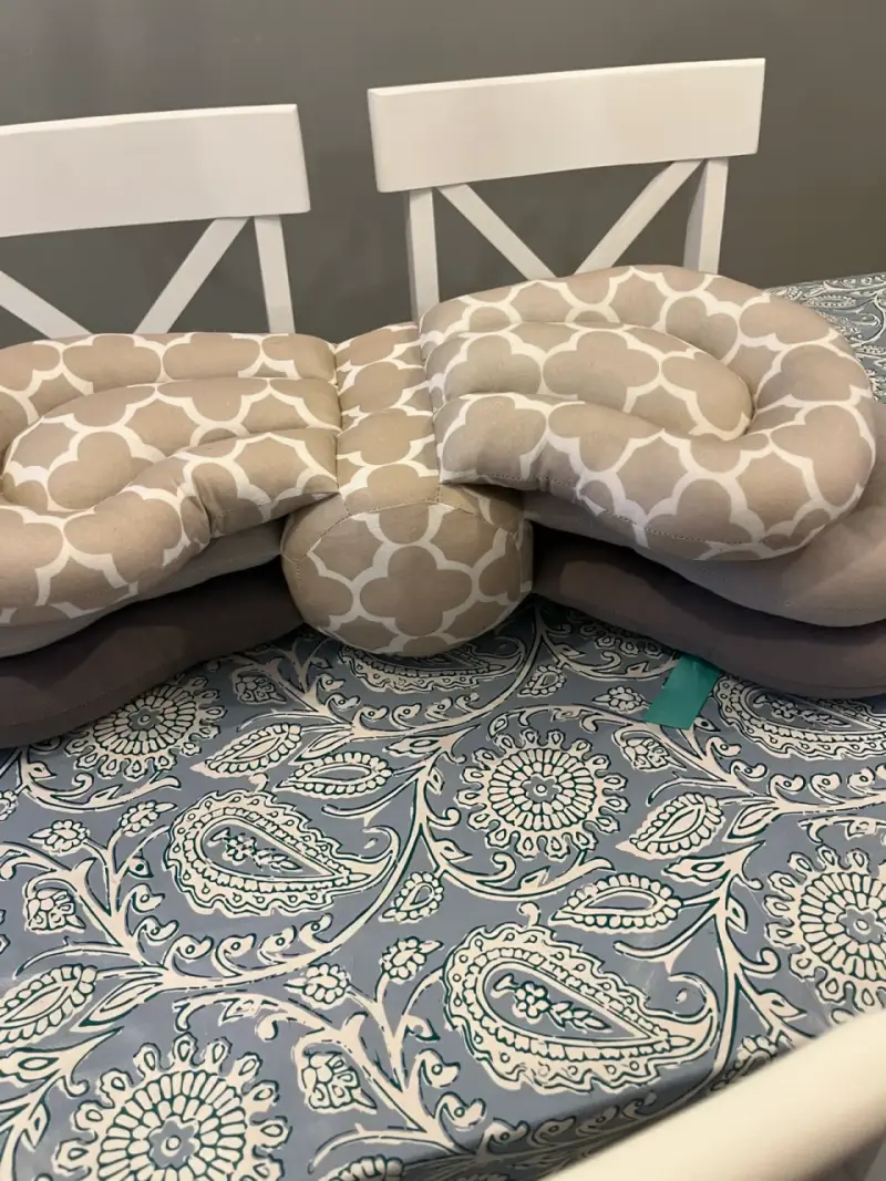 Cojín de lactancia ergonómico gris y beige - 3