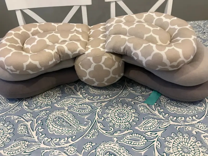 Cojín de lactancia ergonómico gris y beige - 4