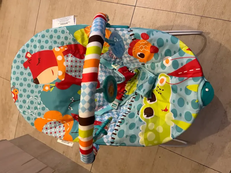 Silla mecedora para bebé con diseño colorido - 1