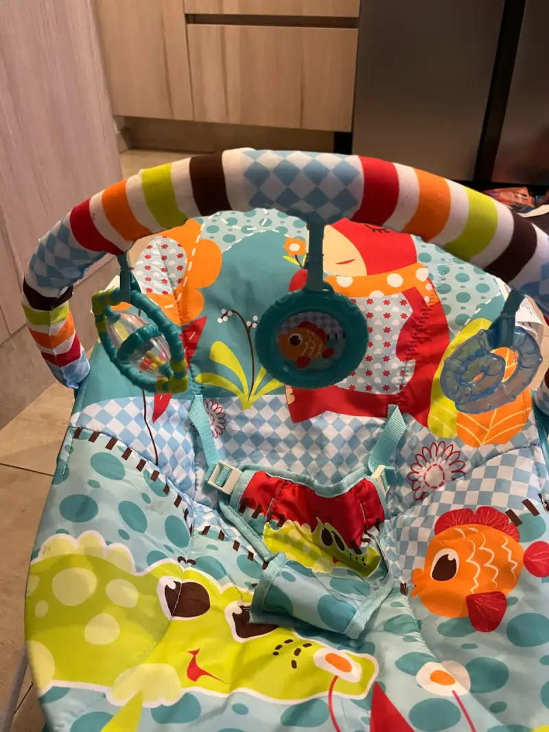 Silla mecedora para bebé con diseño colorido - 3