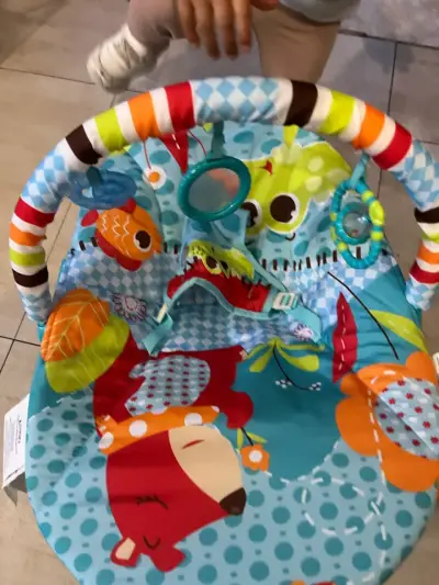 Silla mecedora para bebé con diseño colorido - miniatura 4