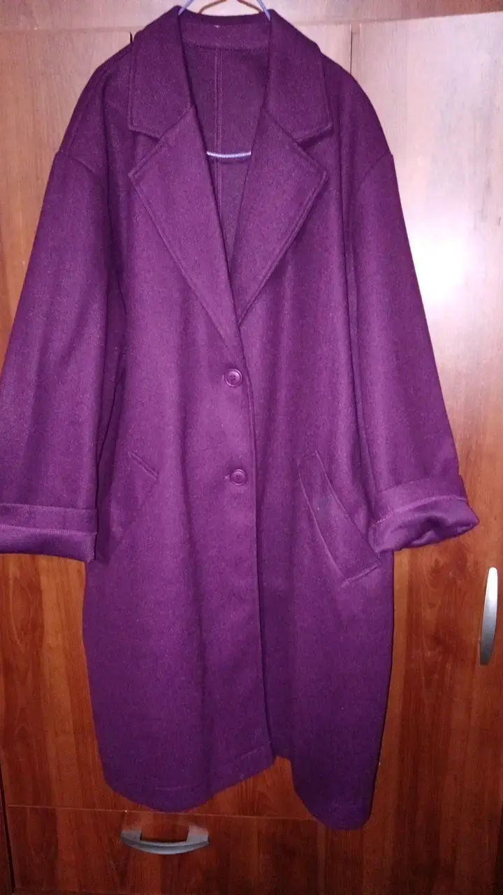Abrigo largo morado para mujer en buen estado - 1