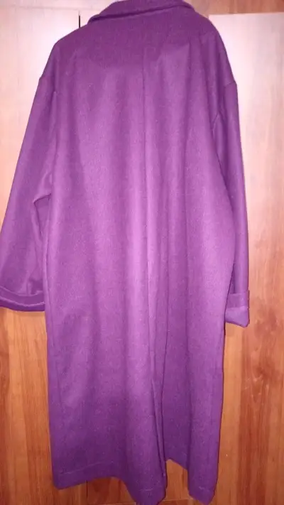 Abrigo largo morado para mujer en buen estado - miniatura 3