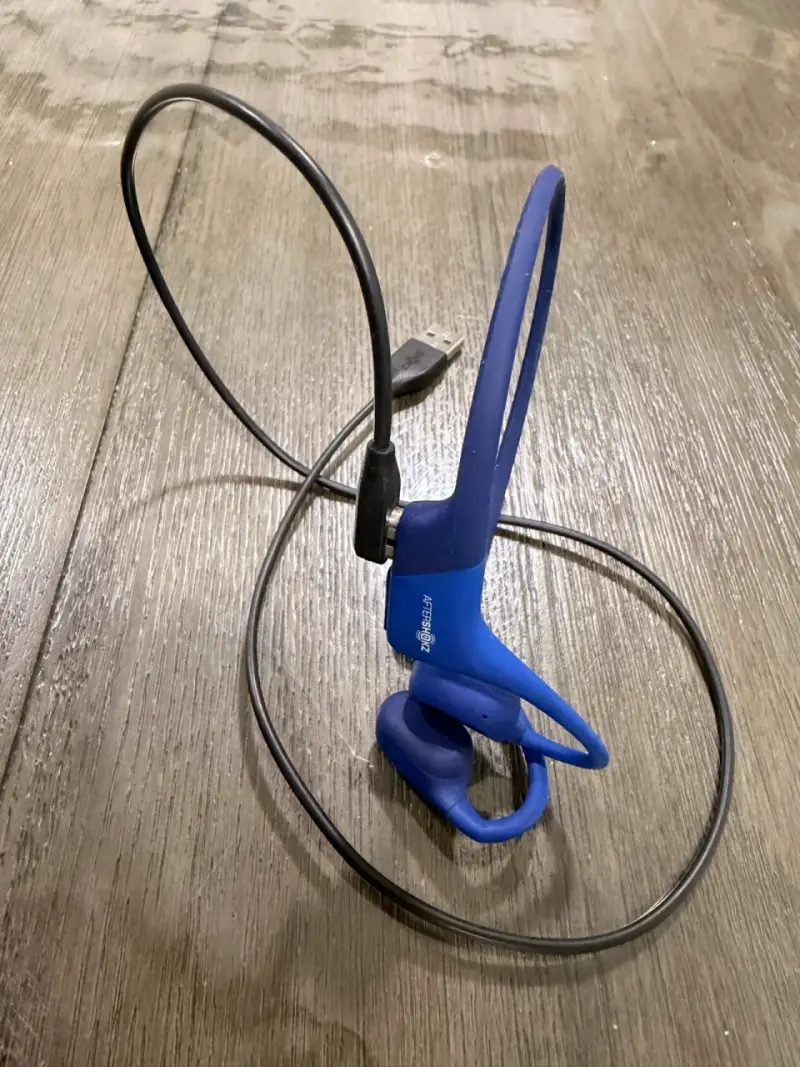 Auriculares deportivos Aftershokz azul con cable USB