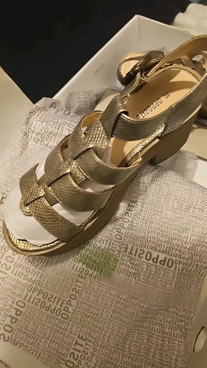 tacones doradas Opposite - 3