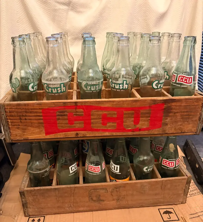 Caja de botellas de vidrio vintage CCU - 1