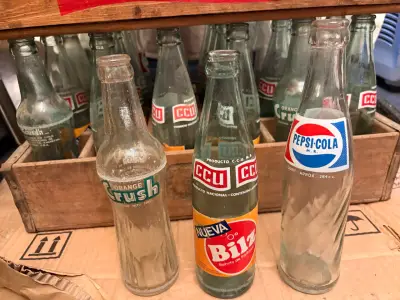 Caja de botellas de vidrio vintage CCU - miniatura 2