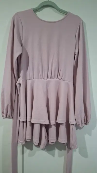 Vestido rosa con volantes y mangas largas - miniatura 1