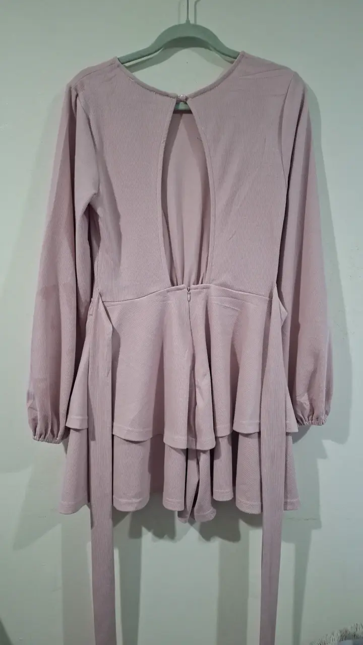 Vestido rosa con volantes y mangas largas - 2