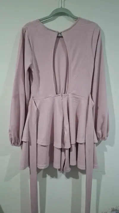 Vestido rosa con volantes y mangas largas - miniatura 2