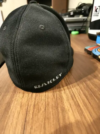 Gorra negra Oakley con diseño de calavera - miniatura 3