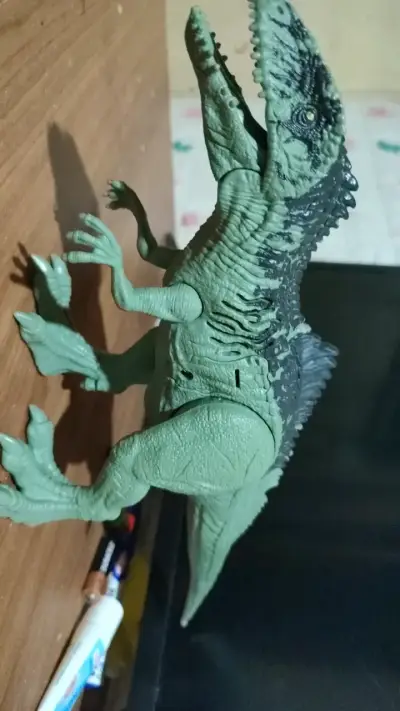Figura de dinosaurio verde de juguete giganotosaur - miniatura 1