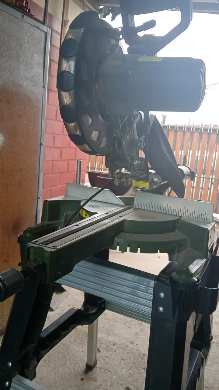 Sierra ingleteadora eléctrica 10 pulgadas Sodimac - 3