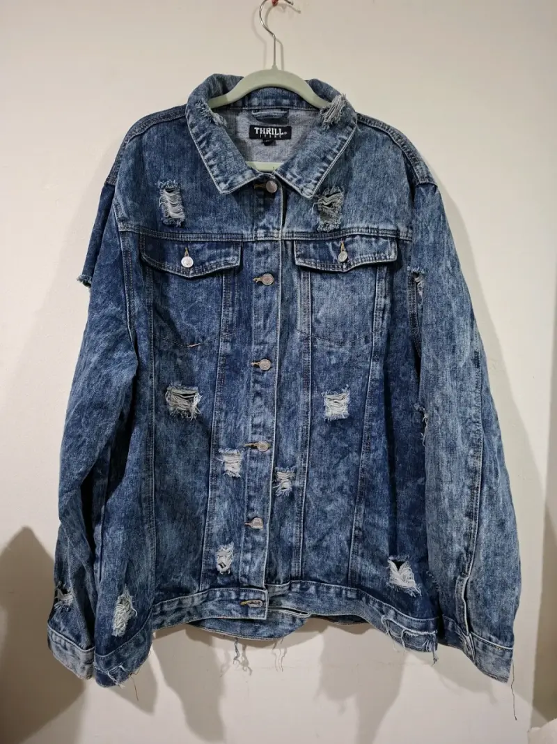 Chaqueta de mezclilla desgastada con cadenas - 1