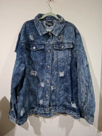 Chaqueta de mezclilla desgastada con cadenas - miniatura 1