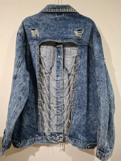 Chaqueta de mezclilla desgastada con cadenas - miniatura 2
