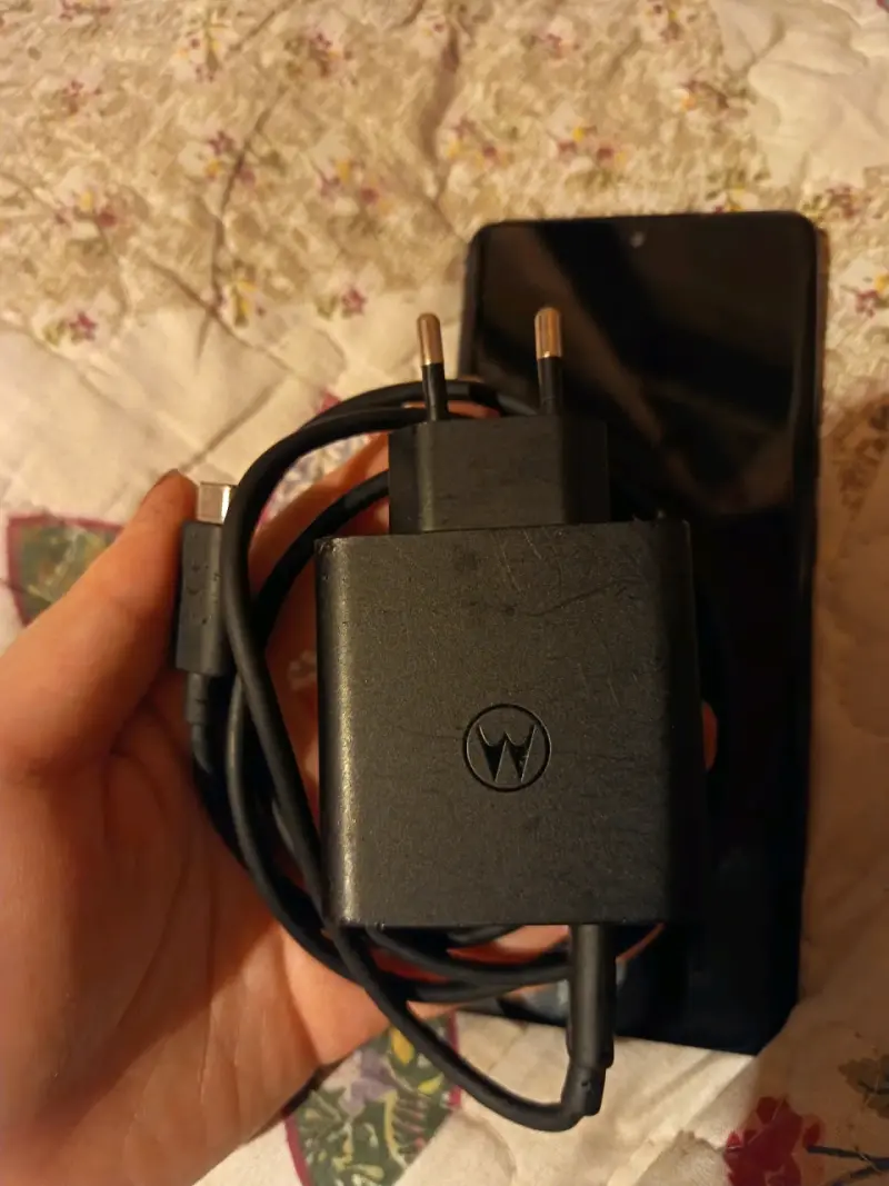 Smartphone Motorola con cargador rápido - 3