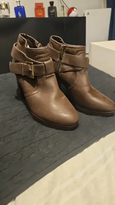 Botines de cuero marrón con hebilla - miniatura 1