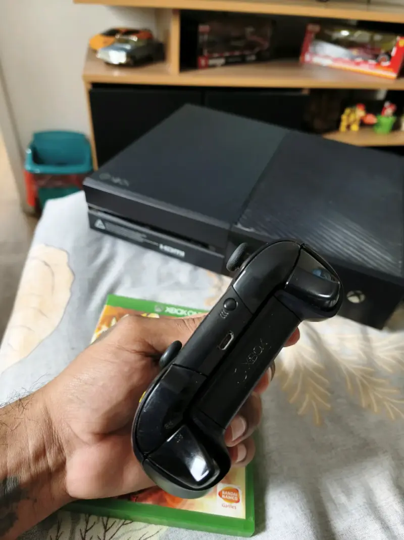 Consola Xbox One con 1 juego físico y descargados - 3