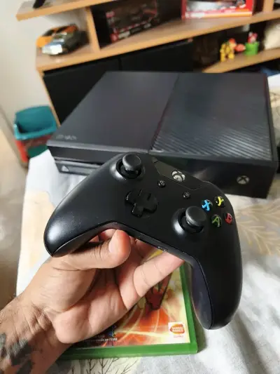 Consola Xbox One con 1 juego físico y descargados - miniatura 4