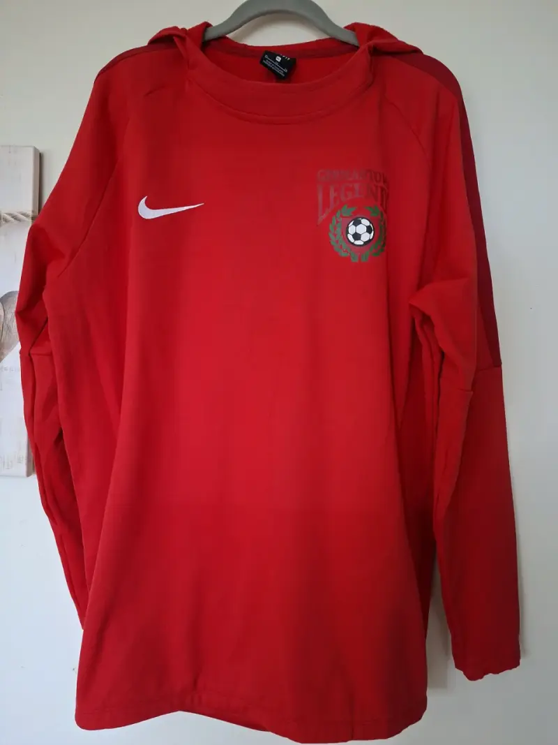 Polerón rojo con capucha y logo deportivo - 1