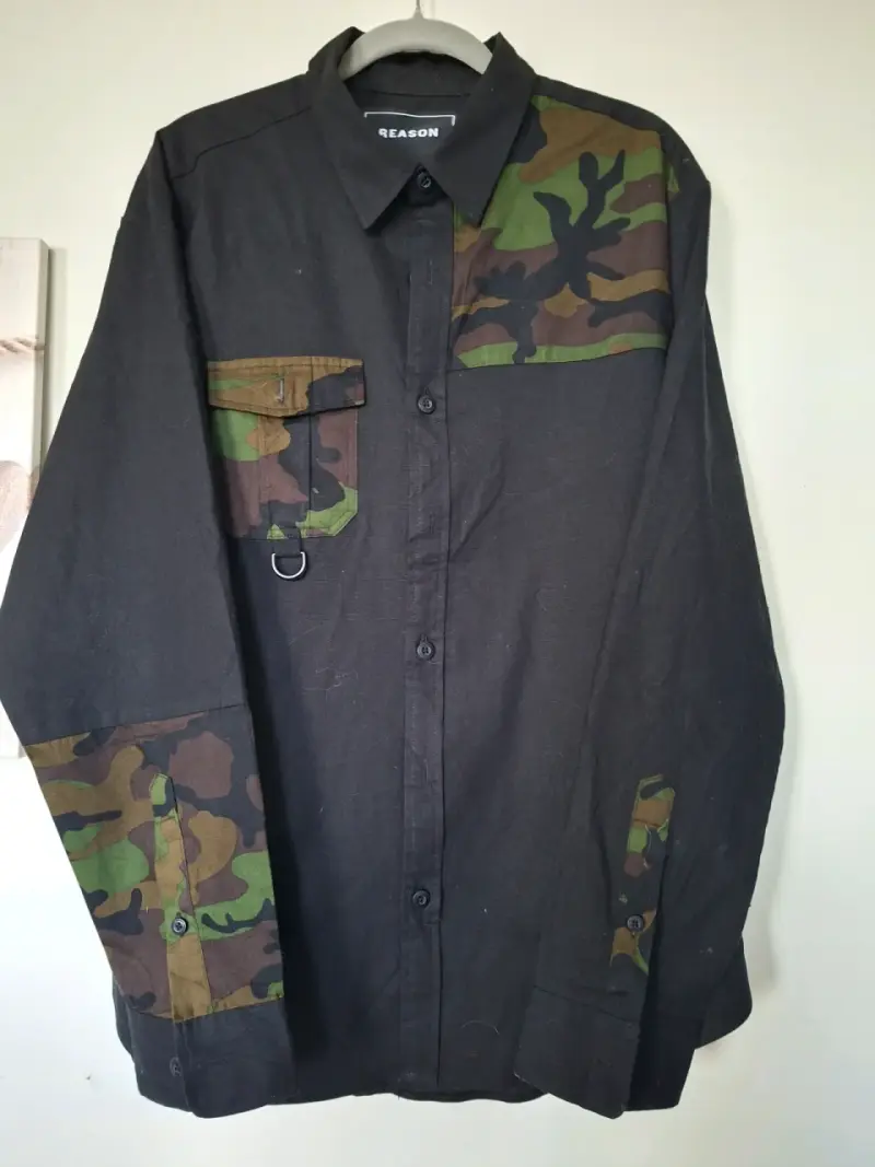 Camisa negra con detalles de camuflaje Reason - 1