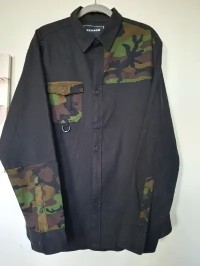 Camisa negra con detalles de camuflaje Reason - miniatura 1