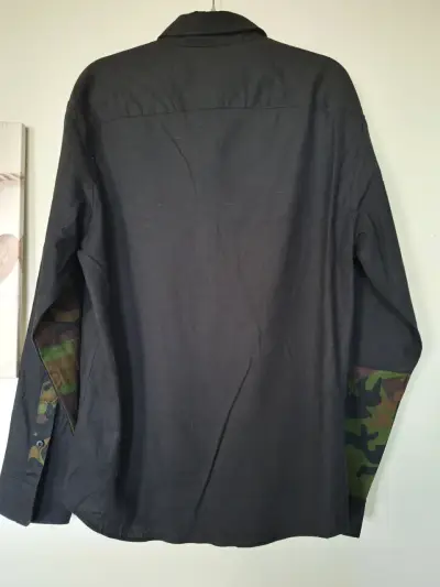 Camisa negra con detalles de camuflaje Reason - miniatura 2