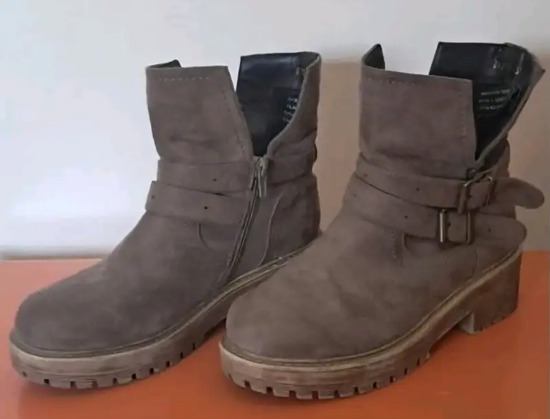 Botines de gamuza marrón con hebillas - 1